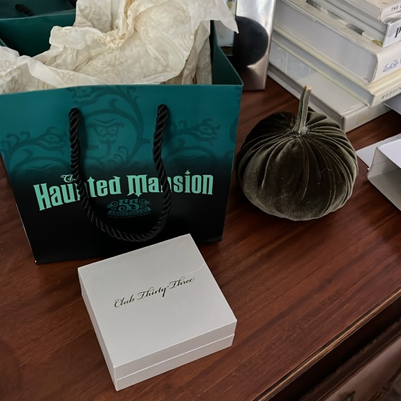 RARE Disneyland Club 33 Earrings (FREE haunted mansion gift bag!) - Picture 6 of 6